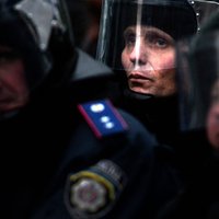Ukrainā specvienība piekauj žurnālistus un sadauza tehniku