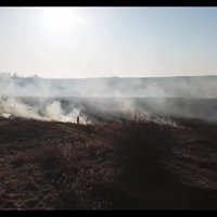Video: Kūlas ugunsgrēks Spilves pļavās no 'putna lidojuma'