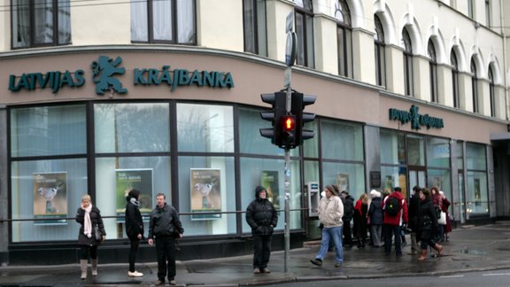 Cilvēki pie Krājbankas - 10