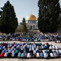 Jeruzalemes musulmaņi pēc divu nedēļu protestiem atgriezušies Al Aksas mošejā