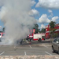 ФОТО: На стоянке у магазина Rimi сгорели две машины - одна прямо у входа