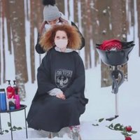 ВИДЕО: Красота на морозе. Депутат Рижской думы стрижется в лесу