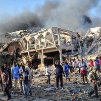 Foto: Bojāgājušo skaits Somālijas teroraktā pieaudzis līdz 231