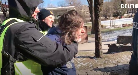 ВИДЕО: У памятника Свободы задержаны два человека, в том числе иностранец, кричавший "Вы фашисты"