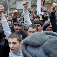 В Ереване вооруженные люди захватили здание полиции, требуют отставки властей