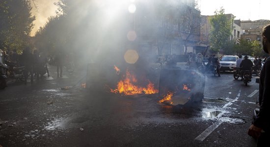 Protestos Irānā nogalināti aptuveni desmit cilvēki