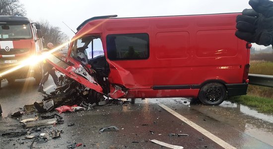Латвийский доброволец, воевавший в Украине, совершил трагическое ДТП на шоссе Рига — Лиепая: виновный уехал из страны