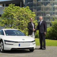 VW pirmajam klientam izsniedz īpaši ekonomisko hibrīdu 'XL1'