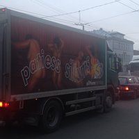 Pa Rīgas ielām braukā furgons ar plikām sievietēm