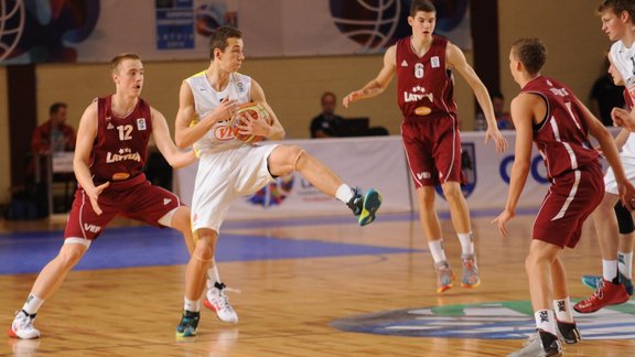 Latvijas izlase U-16 Eiropas basketbola čempionāta spēlē zaudē Lietuvai - 3