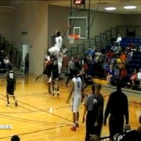 Video: neticami fantastisks 'slam dunk' ASV koledžu basketbolā