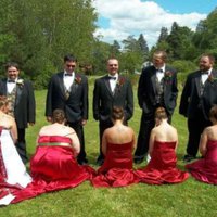 Internetā sašutumu izraisa savdabīga kāzu fotogrāfija