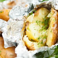 Pirmsalgas stāvoklis: 16 lētas gardu krāsnī ceptu kartupeļu receptes