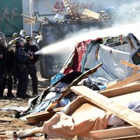 Кале: иранские беженцы зашили себе рты в знак протеста против сноса лагеря