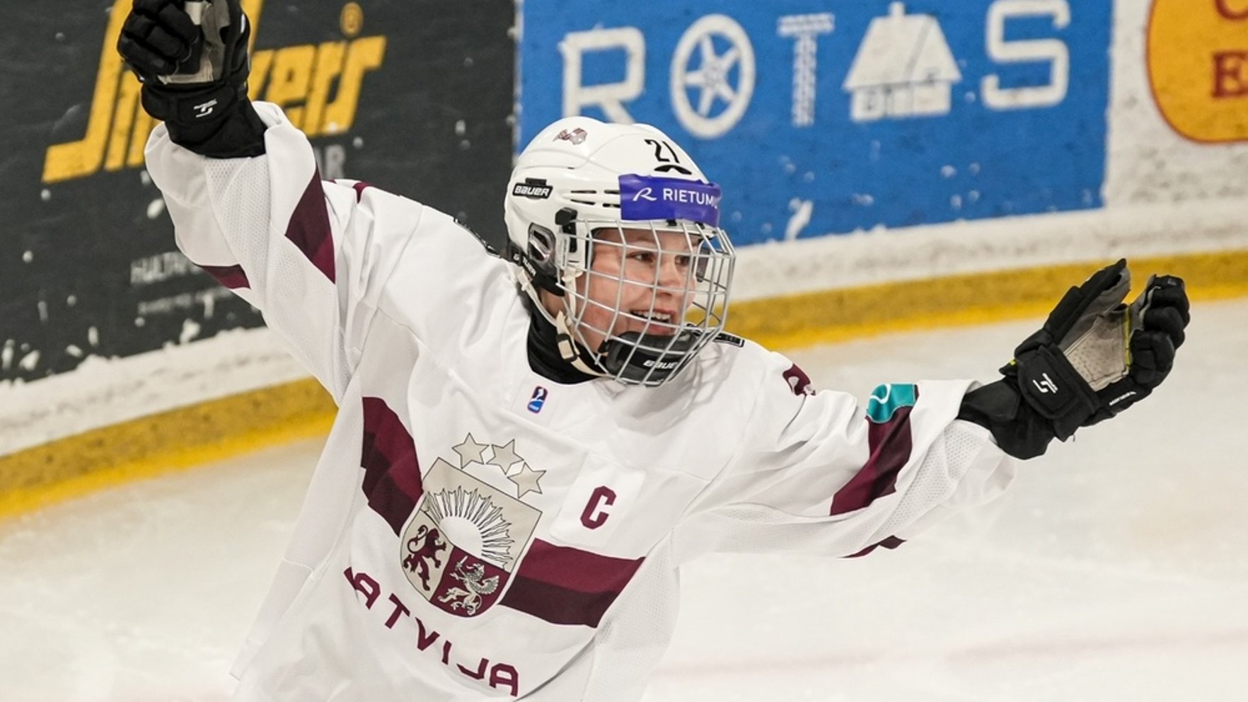Latvijas hokejistes, pateicoties Rulles "hat-trick", svin graujošu uzvaru pasaules čempionātā