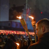 ФОТО. Торжества ко Дню Лачплесиса: возле Рижского замка зажгли свечи, в Риге состоялось факельное шествие