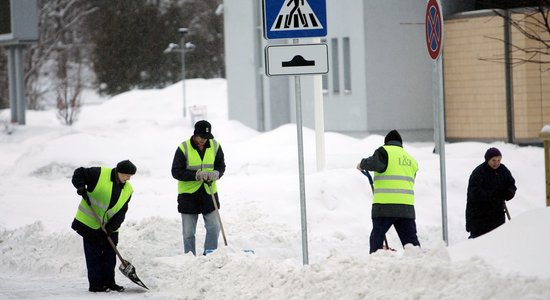 Оппозиция Рижской думы критикует качество уборки снега на улицах