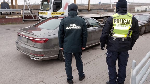 ФОТО. В Польше задержан гражданин Латвии, управлявший угнанным Audi A8