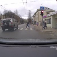 Video: 'Hummer' nekaunīgi aizbrauc pie sarkanās gaismas