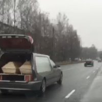 ВИДЕО: По Риге с ветерком - катафалк перевозит гробы в режиме "проветривания"