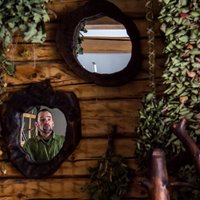 Хозяин леса: бывший рижанин вот уже 30 лет дает деревьям вторую жизнь