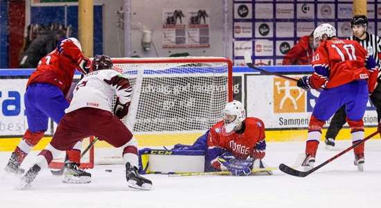 Latvijas U-20 hokeja izlase pasaules čempionātu sāk ar uzvaru pār norvēģiem