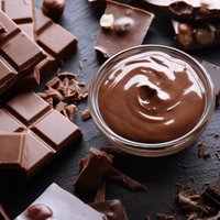 Šokolādes fabrikas noslēpumi: kādēļ šokolāde mēdz 'nosarmot', un kas ir končēšana
