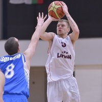Баскетболисты сборной Латвии неудачно стартовали на ЧЕ