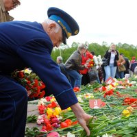 Veterānu izlīgums: kopīga ziedu nolikšana un aizvien krasi atšķirīgas domas par 9.maiju