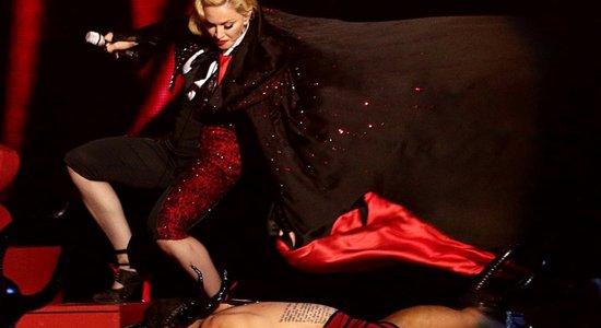 Британцы считают падение Мадонны на Brit Awards рекламным трюком