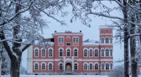 Foto: Greznā Bīriņu pils tērpusies ziemas segā