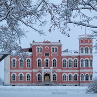 Foto: Greznā Bīriņu pils tērpusies ziemas segā