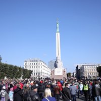 Protesta akcijā pie Brīvības pieminekļa pulcējas vairāk nekā 500 cilvēku
