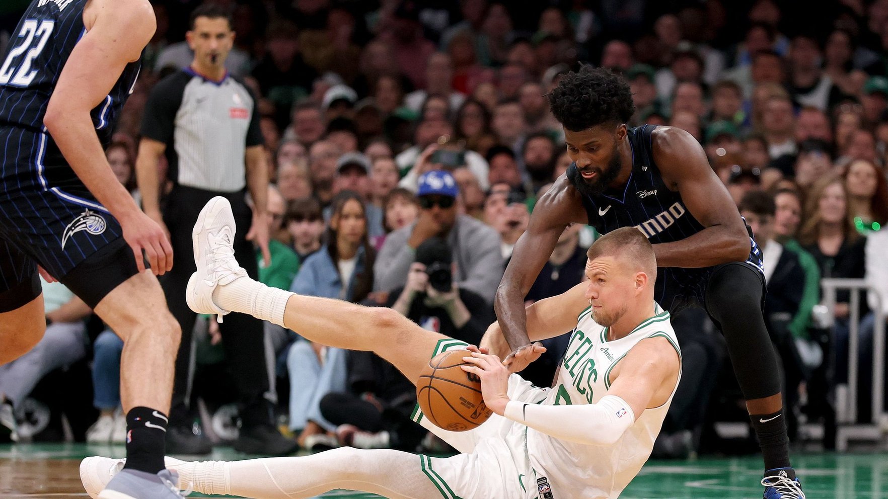 Porziņģis un Bostonas "Celtics" ar drošu uzvaru sāk NBA čempiontitula aizstāvēšanu