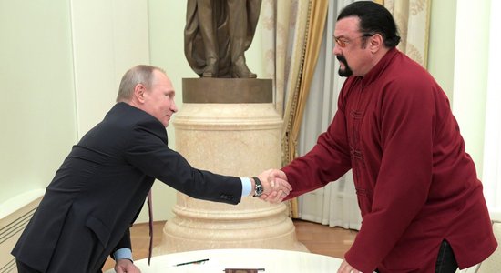 Foto: Putins pasniedz Krievijas pasi jaunajam tautietim Sīgalam