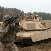 Foto: Ādažos ierodas 'Abrams' tanki, 'Bradley' bruņumašīnas un pulkvedis Džambatista