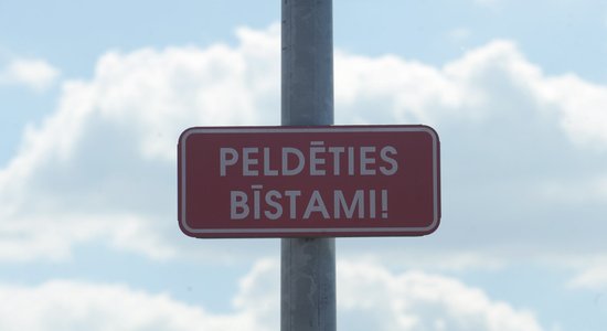 Veselības risku dēļ aizliedz peldēties Dubultu, Asaru un Kauguru peldvietās