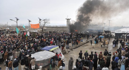 Pie NATO bāzes Afganistānā protestē pret Korāna dedzināšanu