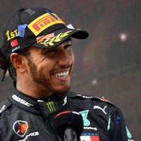 Hamiltons Imolas trasē kvalifikācijā apsteidz 'Red Bull' pilotus