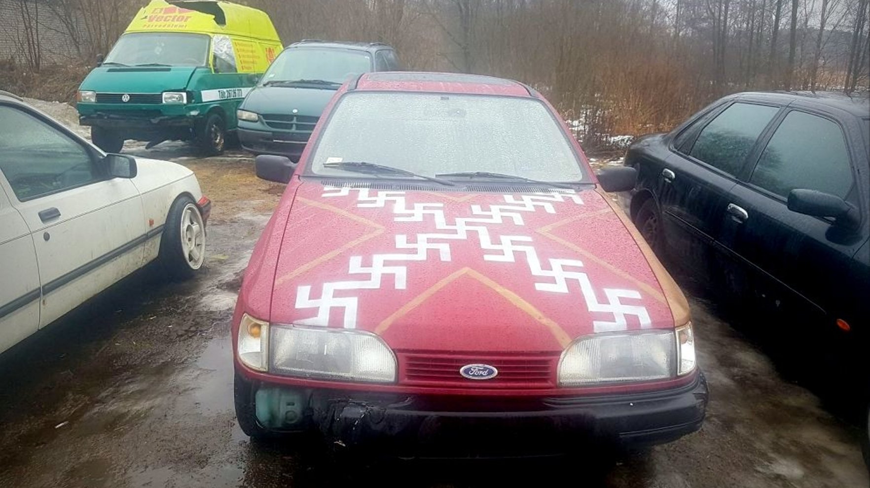 "Cehs.lv": Tas ir "no sirds uz sauli", nevis "Sieg Heil", pamuļķi!