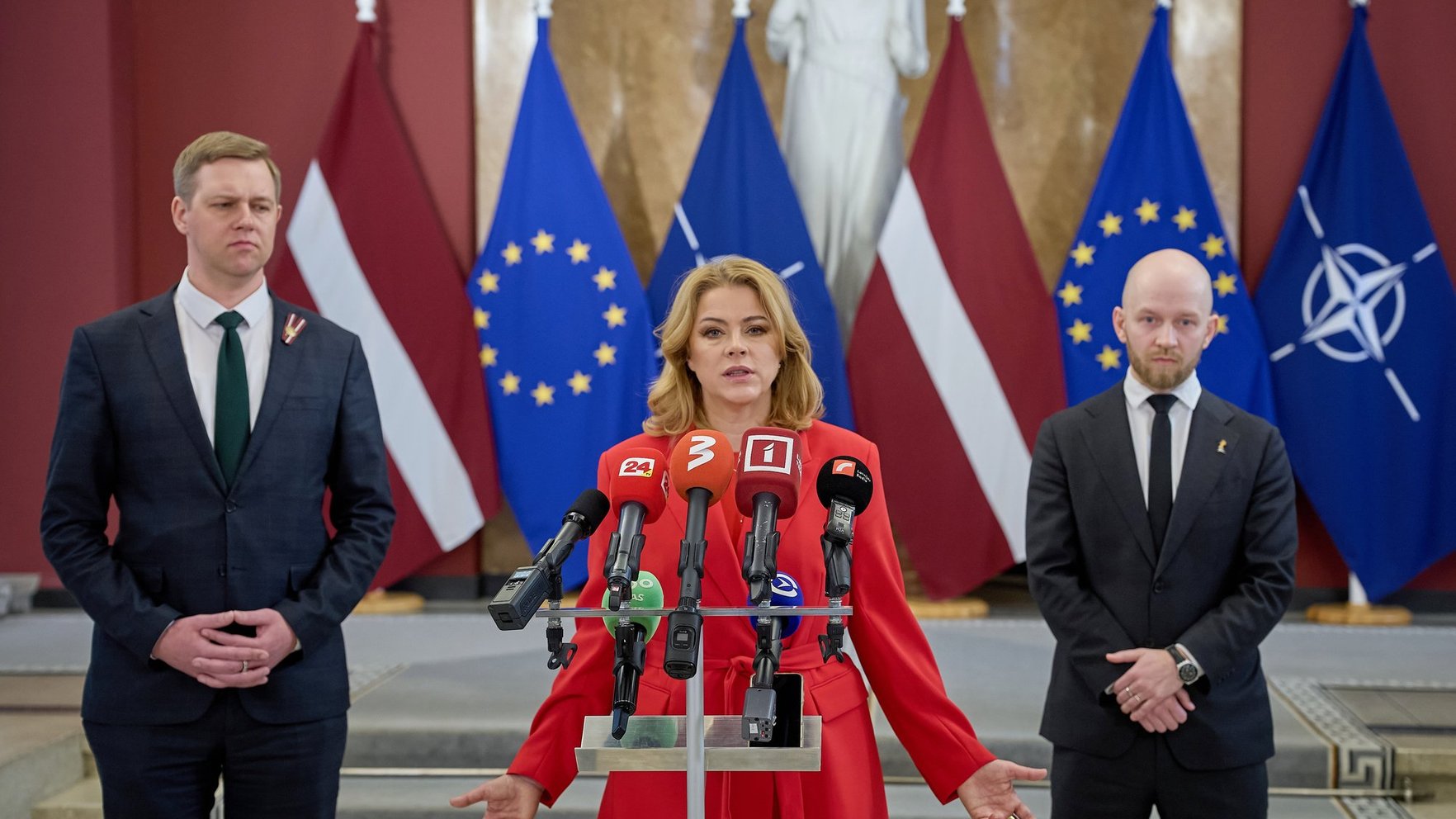Valdība faktiski ir kritusi, atzīst 