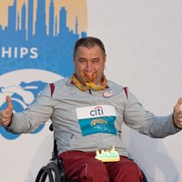 Foto: Aigars Apinis saņem pasaules čempionāta zelta medaļu