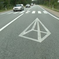Эксперимент: латвийские ученые нарисовали на дорогах необычные знаки, чтобы "разбудить" водителей