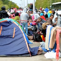Vācija uz Balkāniem sūtīs atpakaļ 'desmitiem tūkstošu' imigrantu