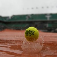 Tenisisti bargi kritizē 'French Open' rīkotājus par likšanu spēlēt lietū