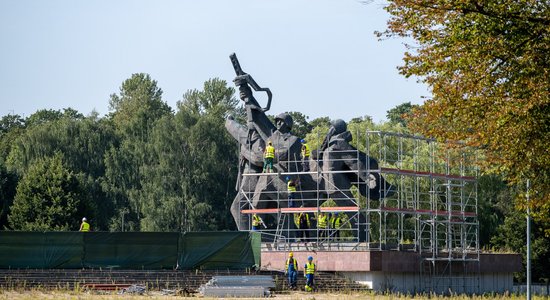 Правительство выделило более 400 тыс евро Рижской думе на погашение затрат на снос памятника в Пардаугаве