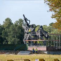 Правительство выделило более 400 тыс евро Рижской думе на погашение затрат на снос памятника в Пардаугаве