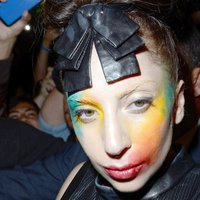 Lady Gaga pa ielām klīst dīvainā paskatā