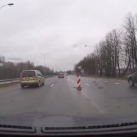 ВИДЕО: Странный и небезопасный способ, как предупреждать о ямах на шоссе
