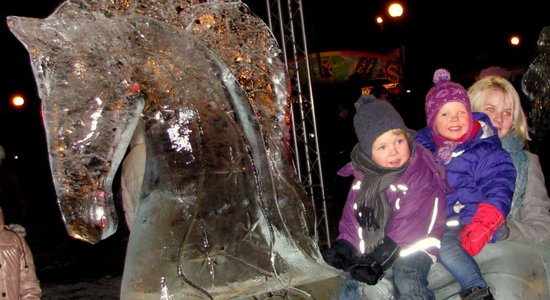 Foto: Jelgavā aplūkojama īsta ledus 'Brīnumzeme'